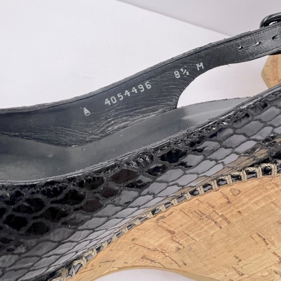 STUART WEITZMAN PATENT SNAKE PRINTED OPEN TOE WEDGE, BLACK, SIZE 8.5M, WOMEN’S - Picture 13 of 16